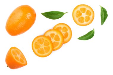 Metin için kopya alanı ile beyaz arka planda izole dilimler ile cumquat veya Kumquat. Üst görünüm. Düz yatma
