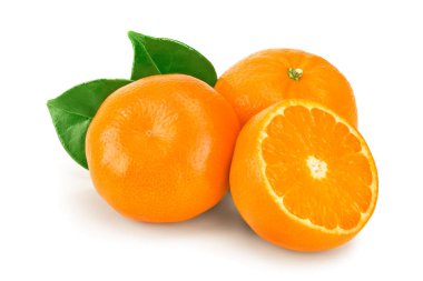 Mandalina ya da mandalina yaprakları beyaz arkaplanda izole edilmiş