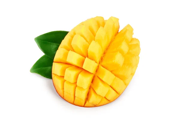 Mango-Frucht Hälfte mit Blättern isoliert auf weißem Hintergrund Nahaufnahme — Stockfoto