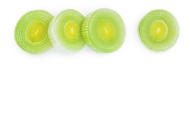 dilimlenmiş Pırasa sebze metin için kopya alanı ile beyaz arka plan izole. Üst te. Düz yatıyordu