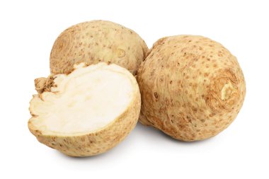 Beyaz arkaplanda izole edilmiş taze kereviz kökü