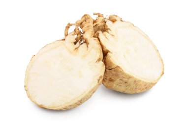 Beyaz arkaplanda yarı izole edilmiş taze kereviz kökü