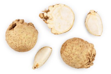 Taze kereviz kökü beyaz arka plan izole. Üst te. Düz yatıyordu.