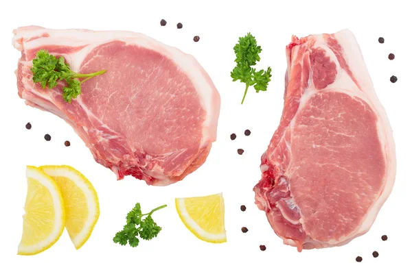 Carne de cerdo cruda en rodajas con perejil y limón aislados sobre fondo blanco. Vista superior. Puesta plana — Foto de Stock