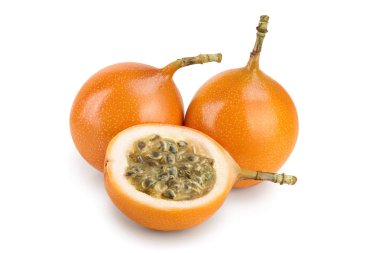 Granadilla ya da sarı çarkıfelek meyvesi beyaz arka planda izole