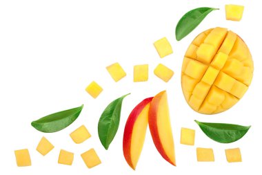 Mango meyve ve yarım dilim izole kopya alanı metniniz için beyaz zemin üzerine. Üstten Görünüm. Düz yatıyordu