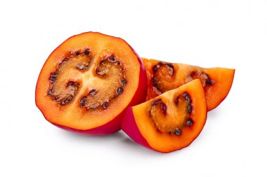 Taze tamarillo yarım meyve beyaz arka plan izole