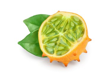 Kiwano veya beyaz arka plan üzerinde izole yaprak ile boynuzlu kavun