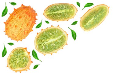 Kiwano veya boynuzlu kavun metin için kopya alanı ile beyaz arka plan izole. Üst te. Düz yatıyordu.