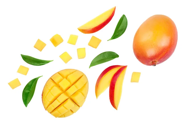 Mango vrucht helft met plakjes geïsoleerd op witte achtergrond. Set of collectie. Bovenaanzicht. Plat leggen — Stockfoto