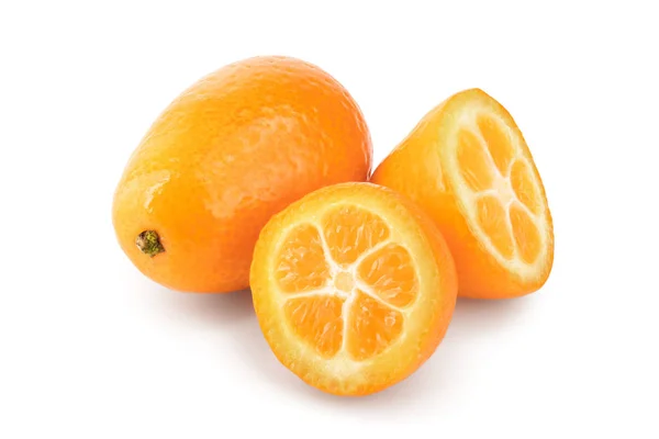 Cumquat nebo kumquat s polovinou izolované na bílém pozadí — Stock fotografie