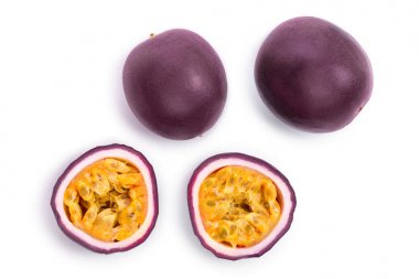 İki tüm tutku meyve ve beyaz arka plan üzerinde izole yarım. İzole maracuya. Üstten görünüm. Düz yatıyordu