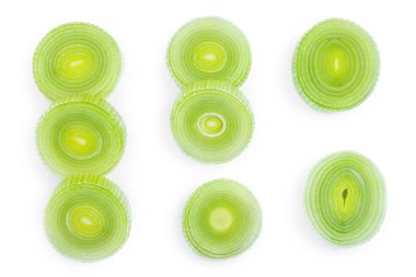 Beyaz arka planda izole edilen Leek sebze dilimlenmiş. Üst görünüm. Düz yatma