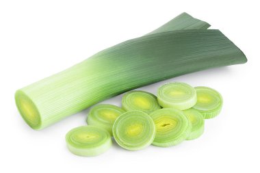 Beyaz arka planda izole dilimlenmiş pırasa sebze