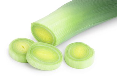 Beyaz arka planda izole dilimlenmiş pırasa sebze