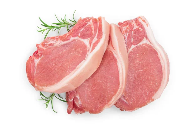 Carne de cerdo cruda en rodajas con romero aislado sobre fondo blanco. Vista superior. Puesta plana —  Fotos de Stock