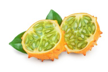 Kiwano veya beyaz arka plan üzerinde izole yaprak ile boynuzlu kavun