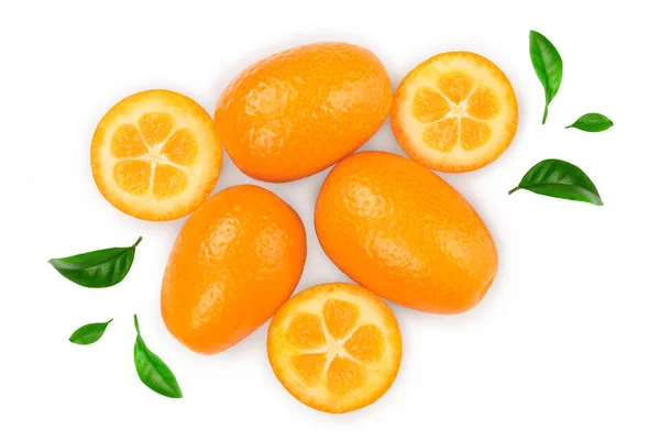 Cumquat nebo kumquat s polovinou izolované na bílém pozadí. Pohled shora. Rozložení bytu — Stock fotografie