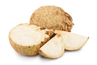 Beyaz arkaplanda izole edilmiş taze kereviz kökü