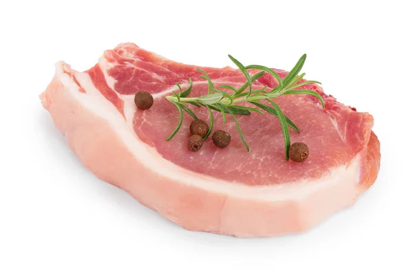 Ψιλοκομμένο ωμό χοιρινό κρέας με δενδρολίβανο και πιπέρι, απομονωμένο σε λευκό φόντο — Φωτογραφία Αρχείου