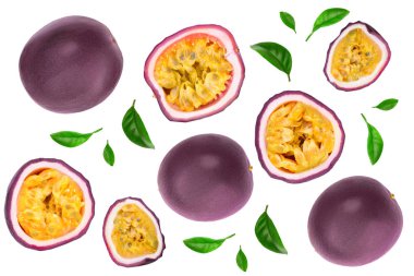 tutku meyve ve bir buçuk ile izole üzerinde beyaz arka plan var. İzole maracuya. Üstten görünüm. Düz yatıyordu