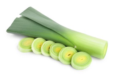 Beyaz arka planda izole dilimlenmiş pırasa sebze