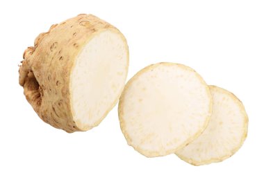 Beyaz arka planda izole taze dilim kereviz kökü. Üst te. Düz yatıyordu.