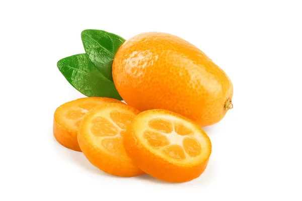 Cumquat ou kumquat com fatias isoladas sobre fundo branco — Fotografia de Stock