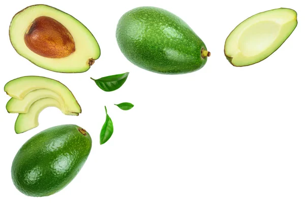 Aguacate y rebanadas aisladas sobre fondo blanco con espacio de copia para su texto. Vista superior. Puesta plana — Foto de Stock