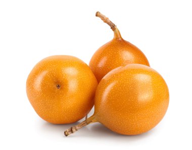 Granadilla ya da sarı çarkıfelek meyvesi beyaz arka planda izole