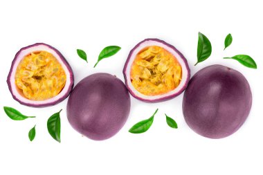 tutku meyve ve bir buçuk ile izole üzerinde beyaz arka plan var. İzole maracuya. Üstten görünüm. Düz yatıyordu