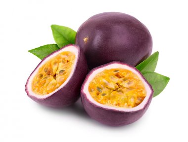 Tüm tutku meyve ve beyaz arka plan üzerinde izole yaprakları ile bir buçuk. İzole maracuya