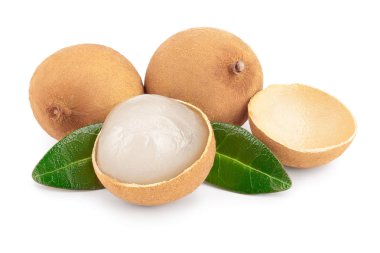 Taze longan meyve ile izole üzerinde beyaz arka plan bırakır