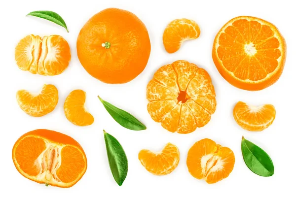 Mandarina o mandarina con hojas aisladas sobre fondo blanco. Vista superior. Puesta plana — Foto de Stock