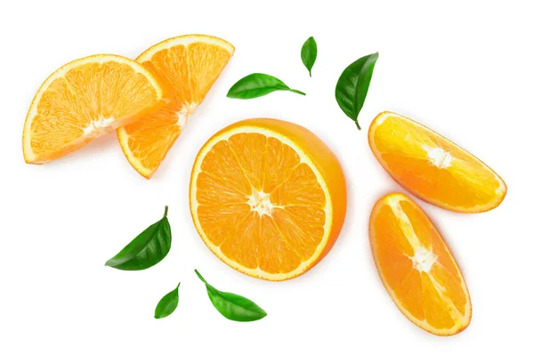 Orange mit Blättern auf weißem Hintergrund. Ansicht von oben. flache Lage — Stockfoto
