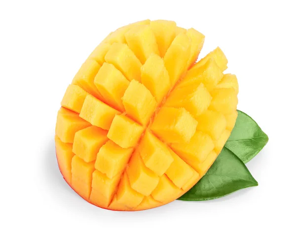 Owoce mango, połowa z liści na białym tle na białe tło zbliżenie — Zdjęcie stockowe