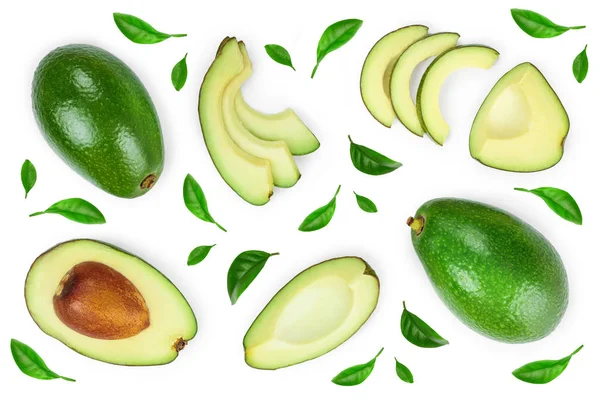 Avocado en plakjes versierd met groene bladeren geïsoleerd op witte achtergrond. Bovenaanzicht. Vlakke plaat — Stockfoto