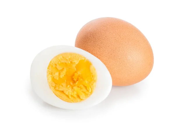 Vařené vejce a polovinu izolovaných na bílém pozadí — Stock fotografie