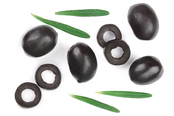 Olive nere intere e affettate con foglie di rosmarino isolate su fondo bianco. Vista dall'alto. Modello di posa piatta — Foto Stock