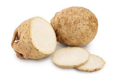 Beyaz arkaplanda izole edilmiş taze kereviz kökü