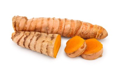 Beyaz arka planda izole edilen zerdeçal kökü ve dilimleri