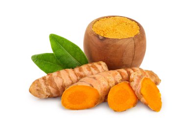 beyaz arka plan üzerinde izole zerdeçal kökü ve toz yakın