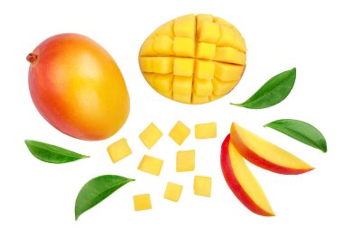 Mango meyve dilimleri yarısıyla üzerinde izole arka plan beyaz. Küme veya koleksiyon. Üstten Görünüm. Düz yatıyordu