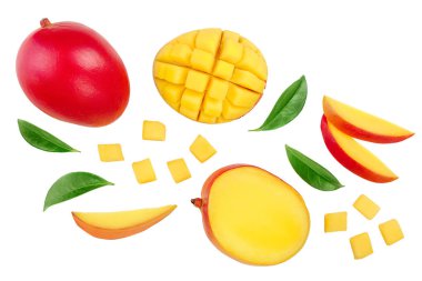 Mango meyve dilimleri yarısıyla üzerinde izole arka plan beyaz. Küme veya koleksiyon. Üstten Görünüm. Düz yatıyordu