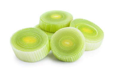 dilimlenmiş Leek sebze beyaz arka planda izole