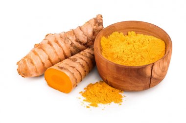 beyaz arka plan üzerinde izole zerdeçal kökü ve toz yakın