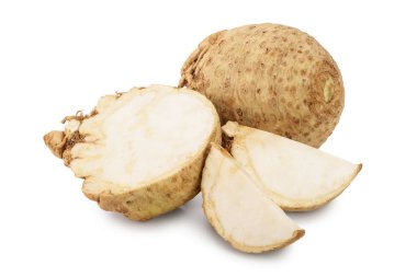 Beyaz arkaplanda izole edilmiş taze kereviz kökü