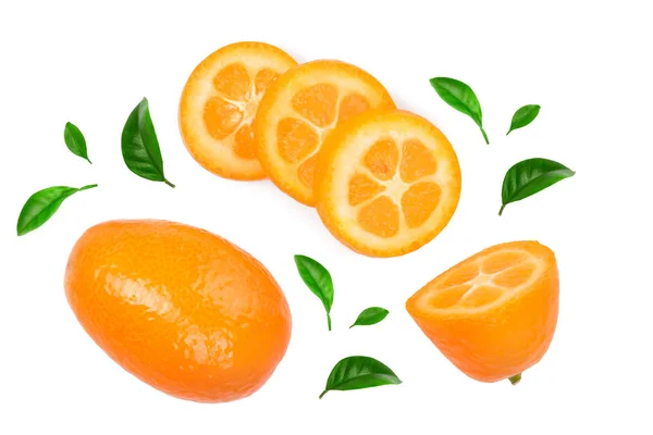 Kreuzkümmel oder Kumquat mit auf weißem Hintergrund isolierten Scheiben. Ansicht von oben. flache Lage — Stockfoto