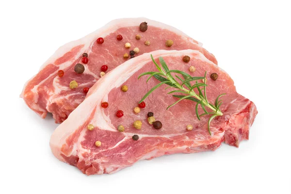 Carne de cerdo cruda en rodajas con romero y pimienta aislada sobre fondo blanco — Foto de Stock