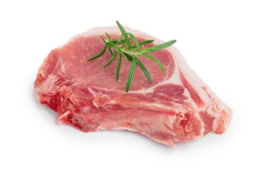 Beyaz arka planda biberiyeli dilimlenmiş çiğ domuz eti.